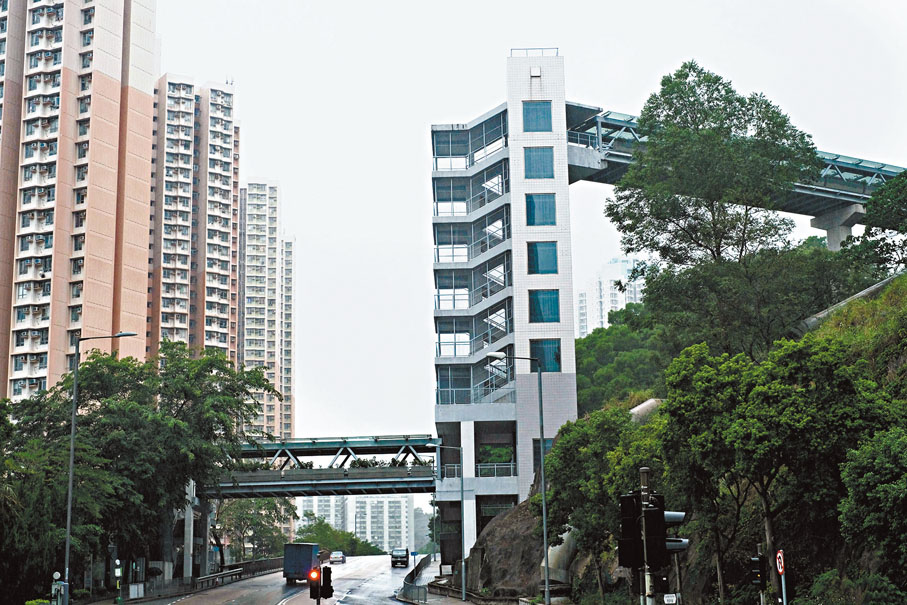 ◆審計署報告指出，土木工程拓展署在安達臣道行人天橋設計仍未敲定就進行招標，之後要大幅改動3條天橋設計，並要多建第四條天橋，以致整項工程最後埋單超支近10億元。香港文匯報記者涂穴  攝