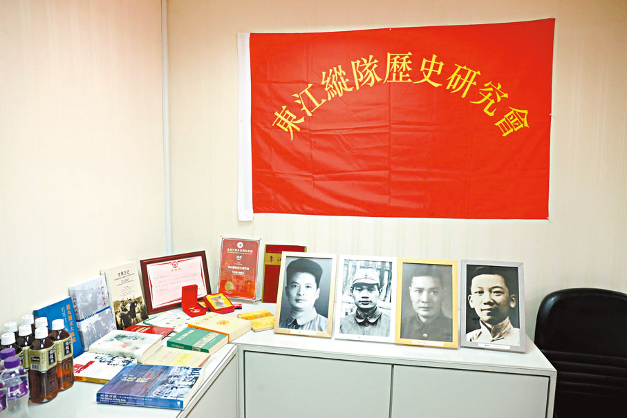 ◆辦公室內展示東江縱隊領導人相片。大公文匯全媒體記者  攝