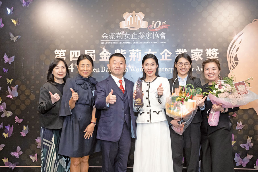 ◆ 得獎者歐陽鳳盈與提名人王嘉恩（左三）與嘉賓曾鳳珠、車文慧、王詩雅及王珍妮 到場支持。