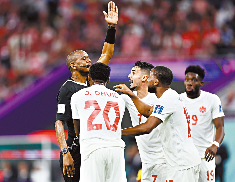 ◆加拿大球員同球證施卡斯韋(左)理論不果。  新華社