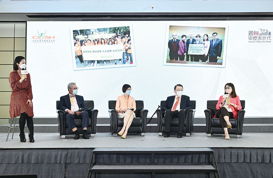 ◆ 多名控煙專家包括衞生署前任署長林秉恩醫生（右二）及陳漢儀醫生（中）、委員會前任主席左偉國醫生（左二）及劉文文（右一）向與會者分享各項控煙範疇的重大成果。