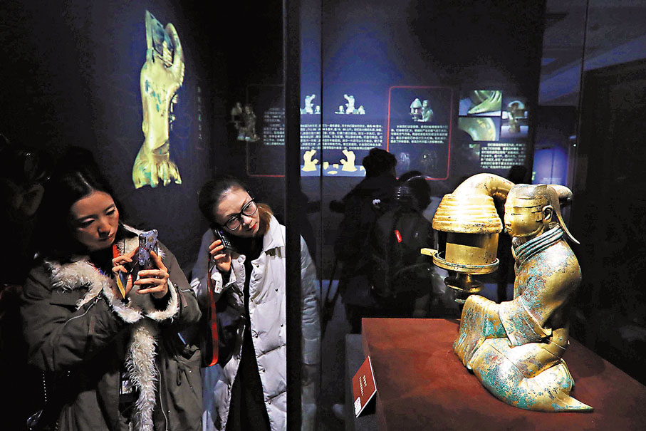 ◆漢武帝並沒有完全「罷黜百家」，也有不少各家各派的大臣。圖為出土的西漢時代長信宮燈。資料圖片