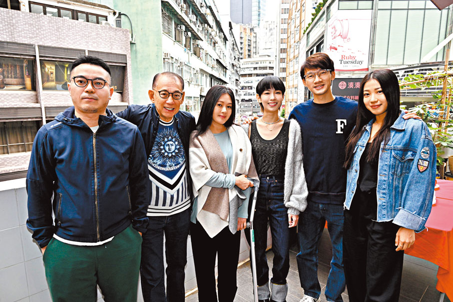 ◆左起：導演羅耀輝、楊受成博士、李麗珍、李靖筠、陳湛文與芯駖合影。