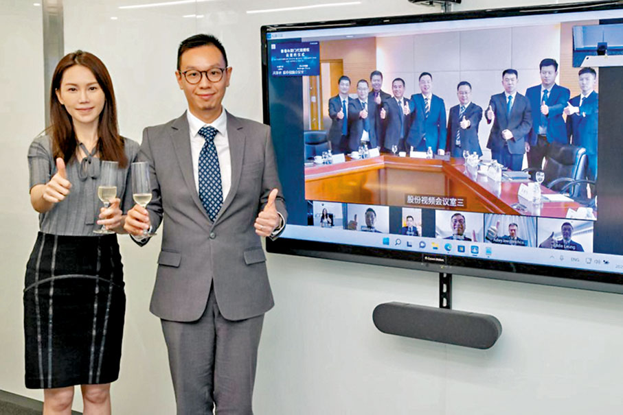 ◆ 王卓垣（右）表示，該集團代理的ORA全新純電動「都市型 EV」 Funky Cat，首批新車設有兩款版本供選擇。