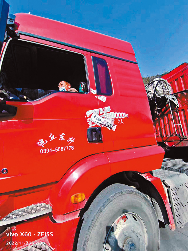 ◆王師傅在去往晉城的路上。其貨車車身被貼上「封條」。 受訪者供圖 