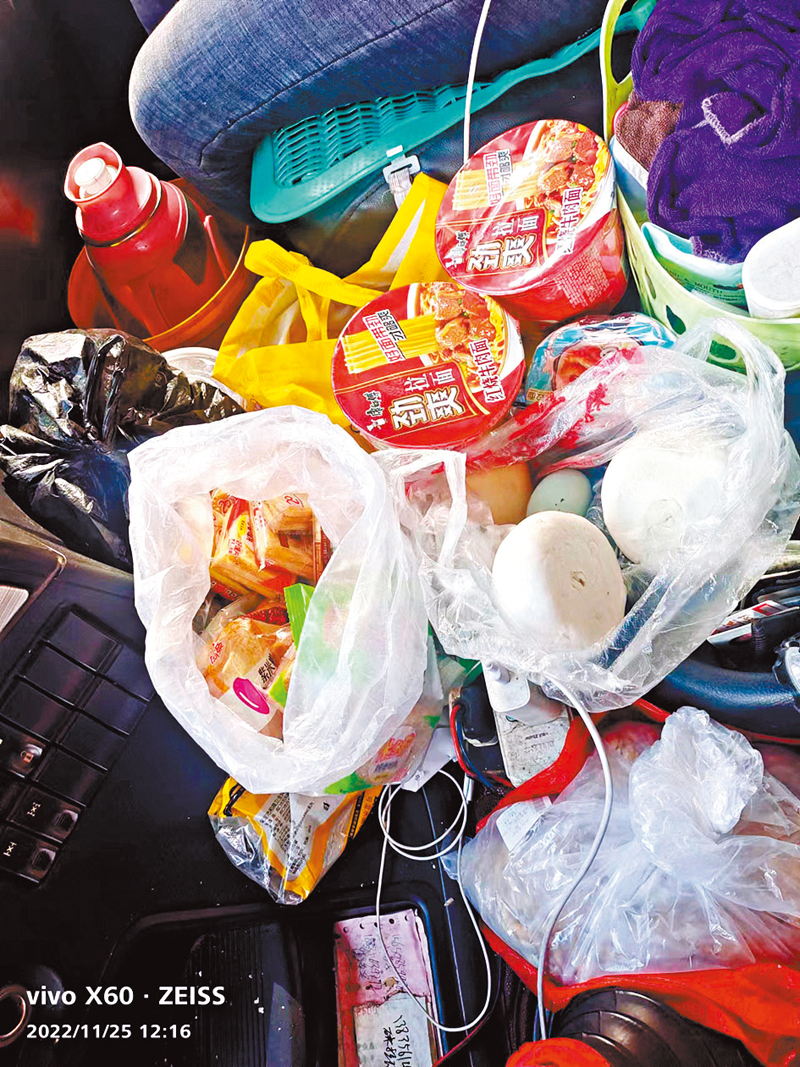 ◆河南司機王師傅每次出車都要備足食物。  受訪者供圖