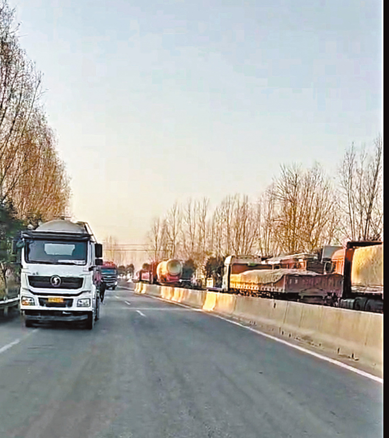◆到河南某地高速不讓下，大貨車遭遣返。受訪者供圖