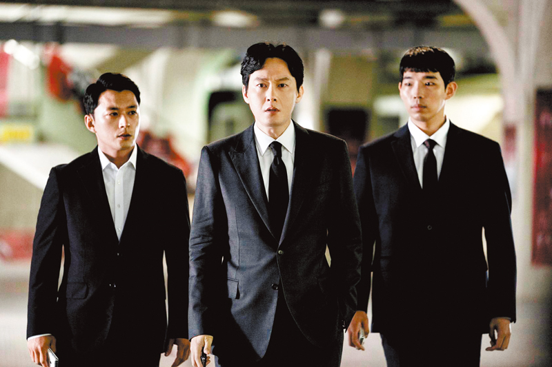 ◆朴丙垠（中）與導演黃仁鎬是好友。