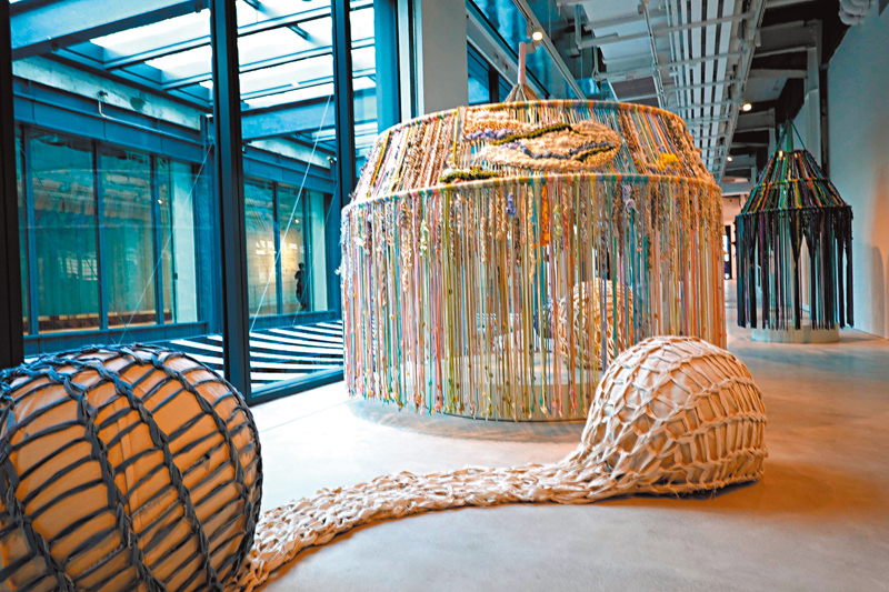 ◆「種學織文」藝術家馬穎汶作品《團團轉》，經過觀展公眾的動手參與，已與之前展出時大不相同。