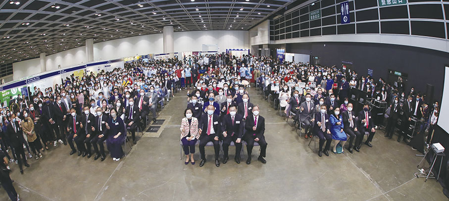 ◆ 「香港青年灣港就業招聘博覽會」昨日假香港會議展覽中心盛大舉行，吸引逾10,000人參觀，場面盛大。