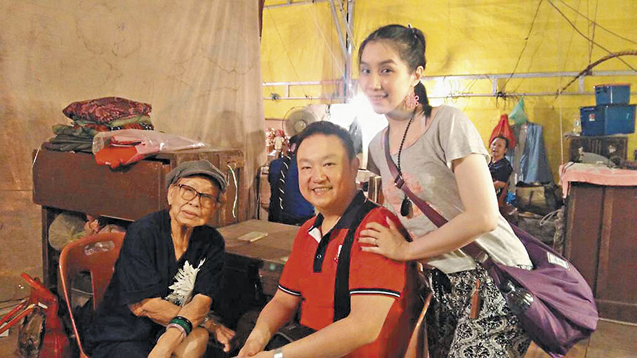 ◆高潤鴻和謝曉瑩夫婦探訪居馬來西亞的蔡艷香（左），汲取不少戲曲材料。