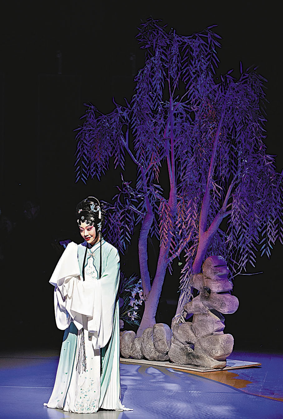 ◆《葬花吟》鄭瀟飾演林黛玉。