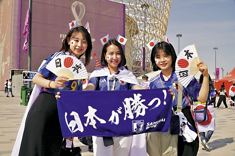 ◆女球迷賽前興高采烈入場，為自己的國家隊打氣。 香港文匯報特派記者郭正謙  攝