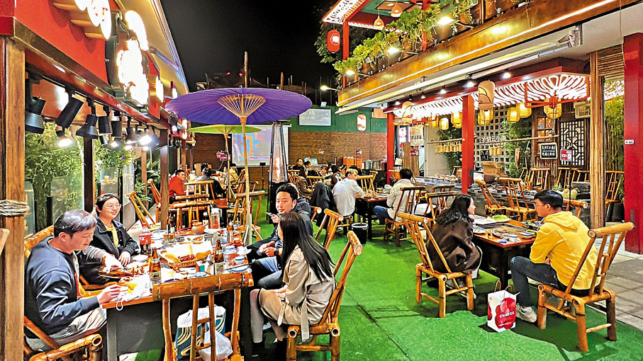 ◆昆明市南強街巷在地攤經濟及夜經濟雙重提振下，由老街變身為備受遊客喜愛的夜市。每天人流量能達到3.5萬人次。