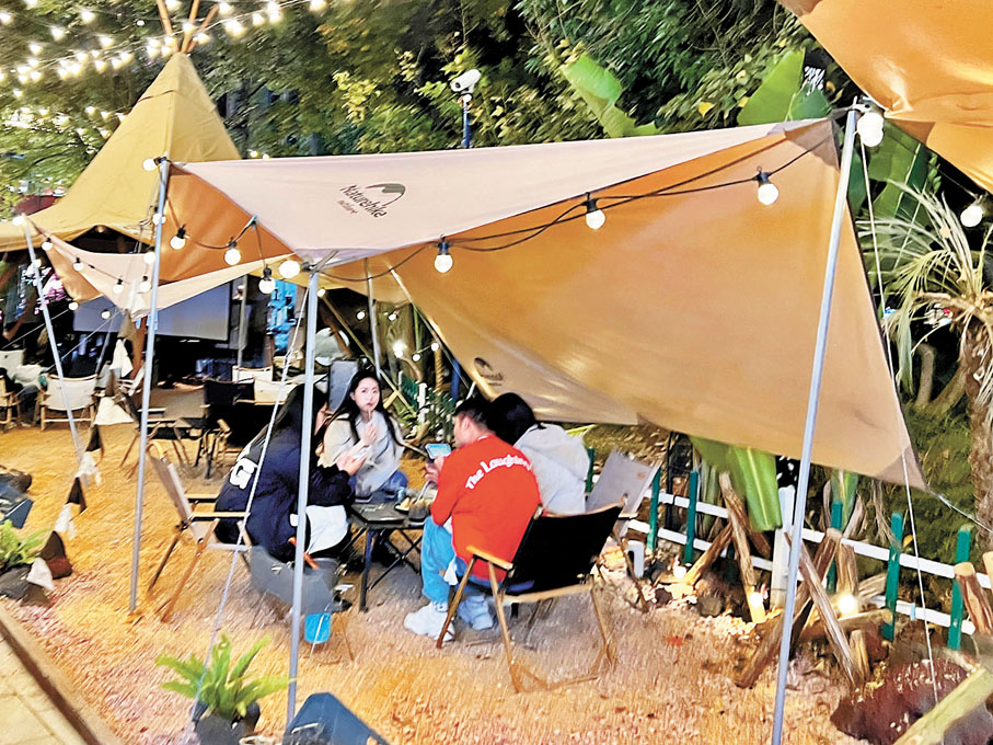 ◆石子堆成的道路、帳篷搭起的小小空間，可吃飯烤肉，受到年輕人的喜愛。