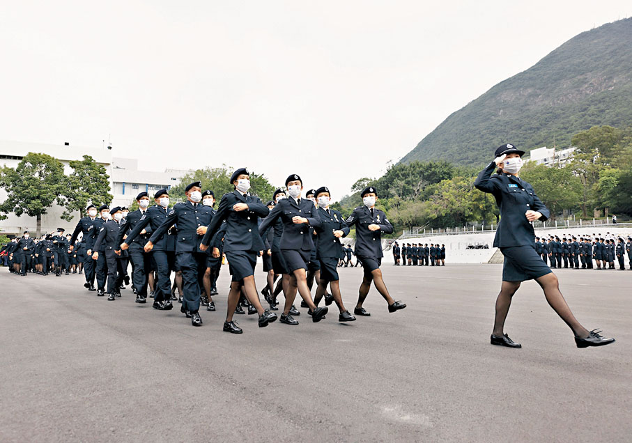 ◆ 民安隊昨日舉辦「慶祝香港特別行政區成立25周年及民安隊70周年紀念大會操」。圖為隊員展示中式步操。