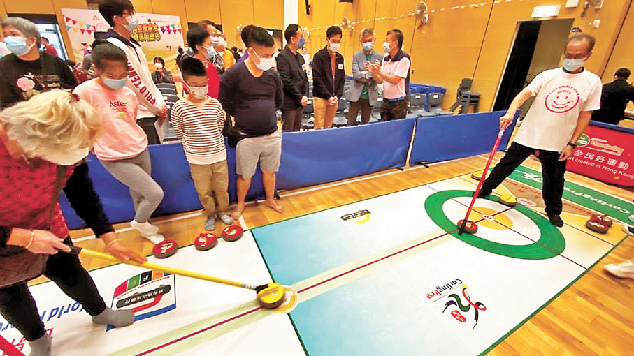 ◆小朋友與長者一起試玩地壺球。Fb圖片