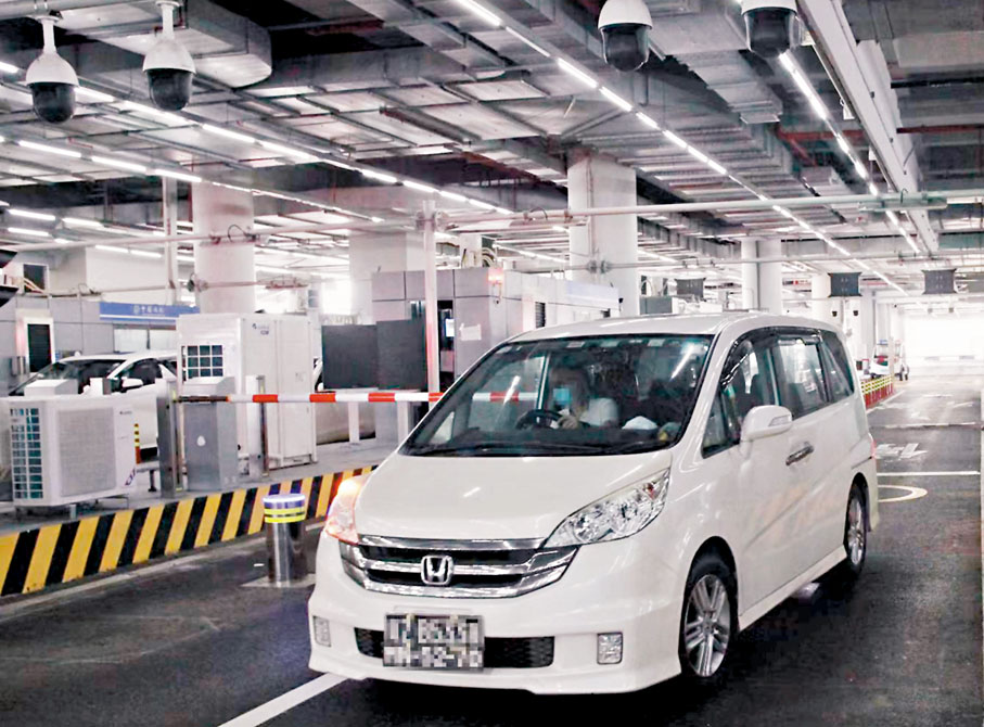 ◆ 粵港政府正聯調測試跨境私家車經港珠澳大橋入內地細節。圖為港車跨境通關。訪者供圖