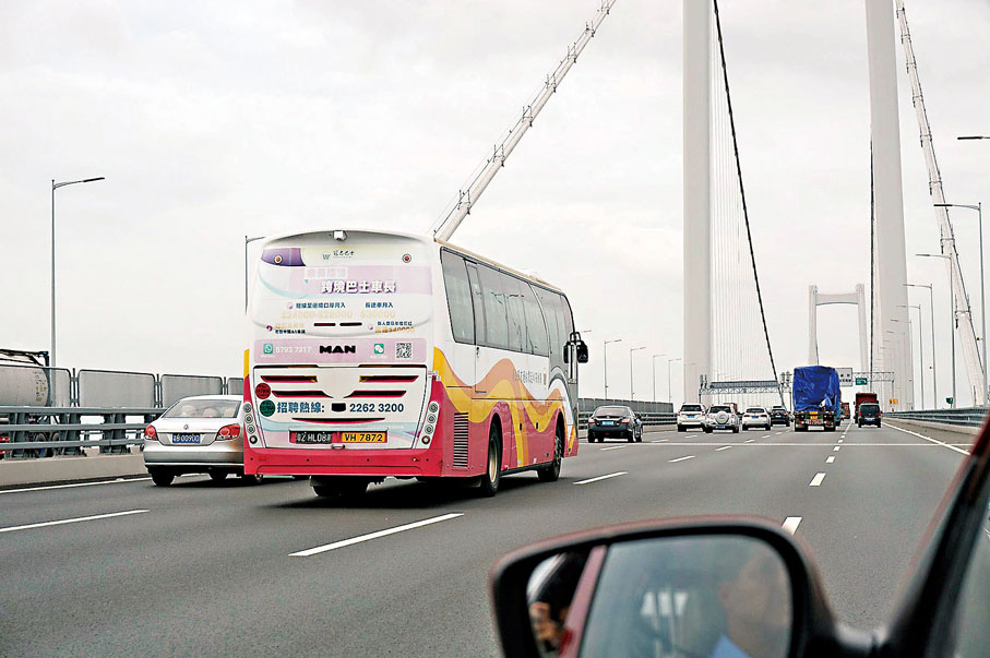 ◆消息人士透露，參與「港車北上」計劃的車主預計要向相關部門申請臨時入境機動車牌證。圖為港珠澳大橋。資料圖片
