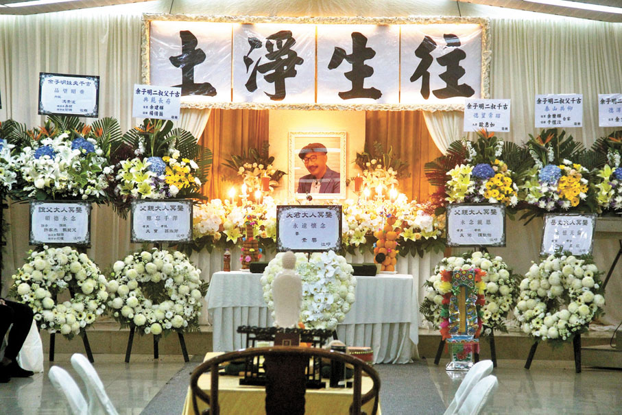 ◆余子明靈堂以簡單白色鮮花布置。