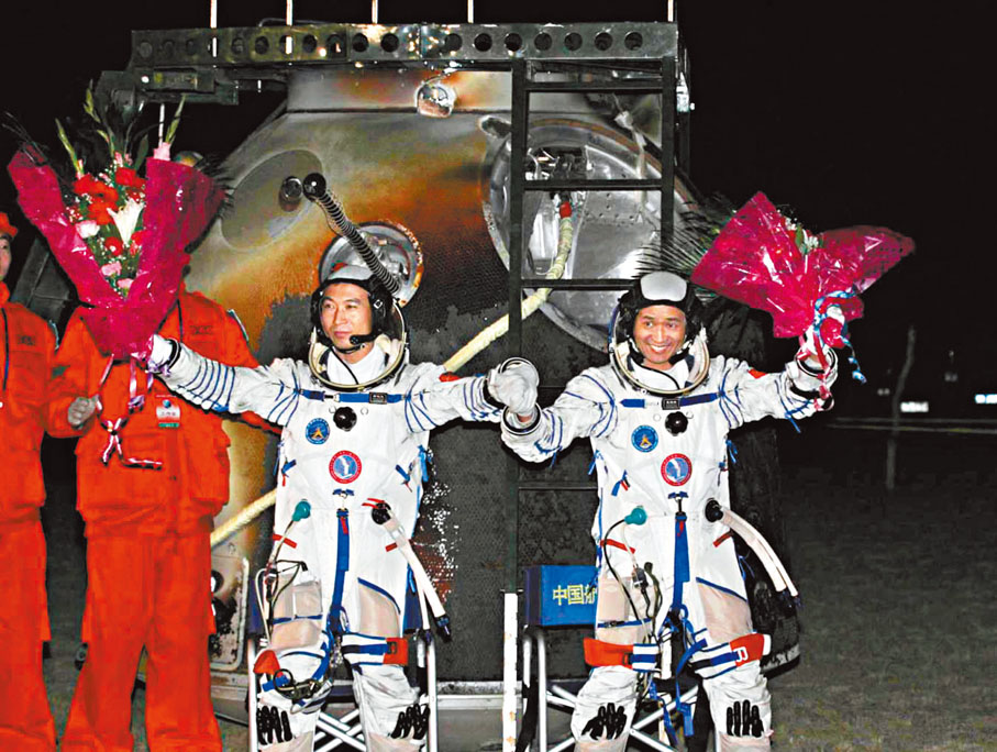 ◆2005年10月17日4時33分，神舟六號返回艙在內蒙古四子王旗中部草原成功着陸，航天員費俊龍（左）、聶海勝走出返回艙。 資料圖片