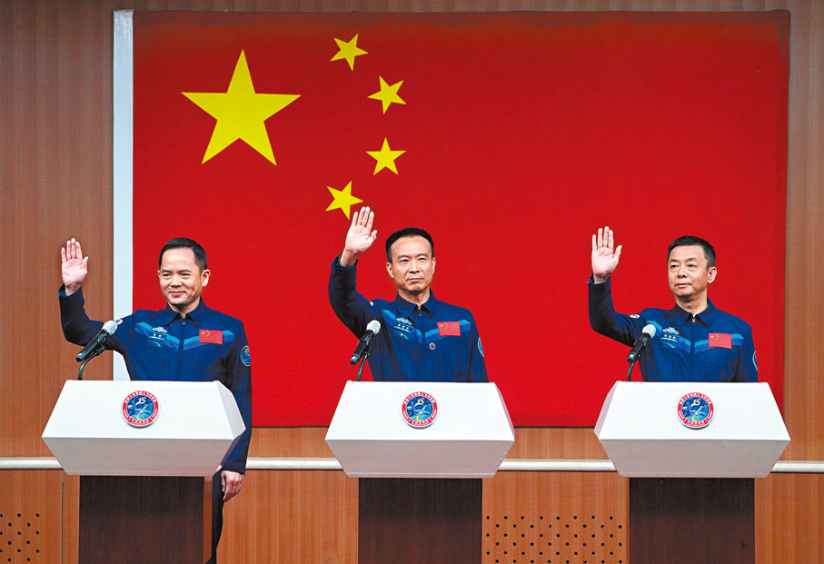 ◆2022年11月28日，神舟十五號載人飛行任務航天員與記者見面。 新華社