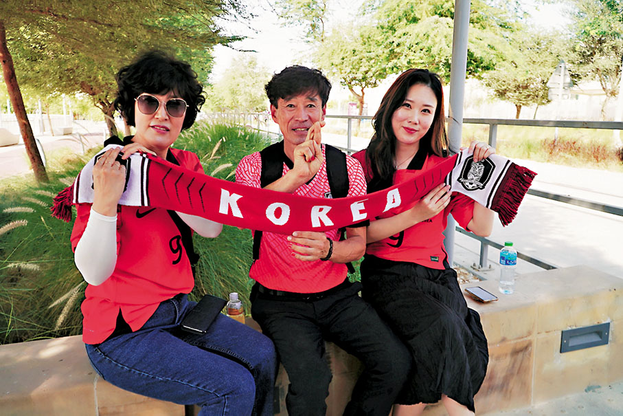 ◆曹圭成父母（中及左）接受本報獨家訪問。 香港文匯報特派記者郭正謙  攝