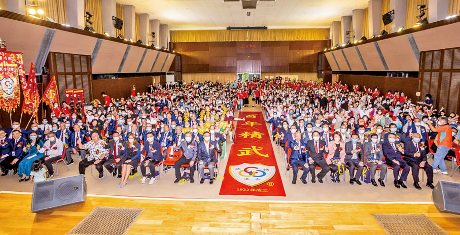 ◆ 香港精武體育會「成立一百周年、全港傳統武術公開賽及第二十八屆董事就職典禮」上，賓主大合照。