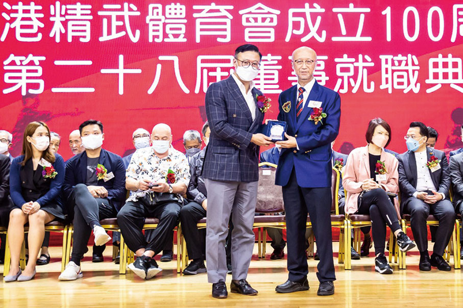 ◆ 律政司副司長張國鈞向精武會主席柯俊龍頒授證書。