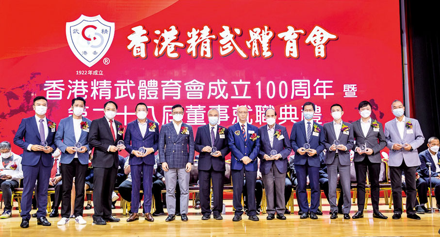 ◆ 柯俊龍(左七)陪同張國鈞(左五)向「百年精武」活動贊助人致送紀念品，活動贊助人包括歐天賜、王子成、鍾港武、張家豪、梁華勝、蘇仲平、吳錦祥、丁天佑、朱文彥、羅家聰。