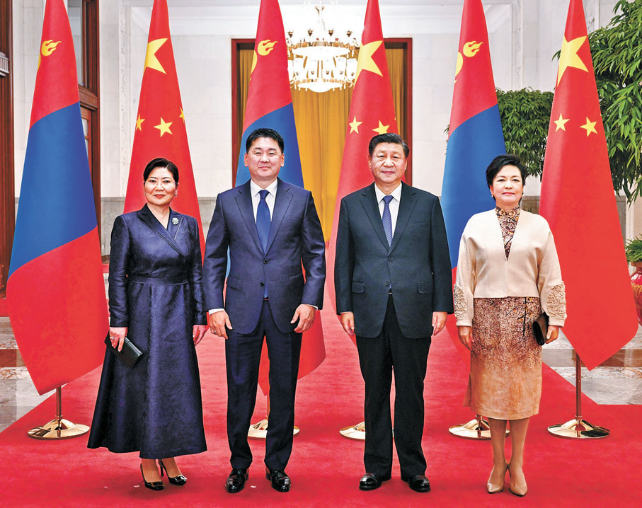 ◆11月28日，國家主席習近平在北京人民大會堂同來華進行國事訪問的蒙古國總統呼日勒蘇赫舉行會談。會談前，習近平在人民大會堂北大廳為呼日勒蘇赫舉行歡迎儀式。這是習近平和夫人彭麗媛同呼日勒蘇赫和夫人寶勒爾策策格合影。 新華社