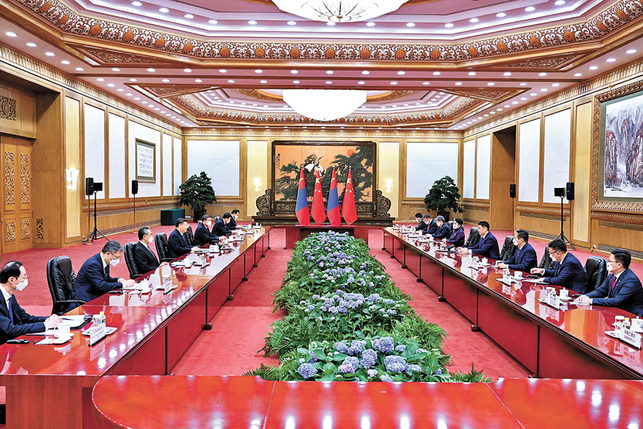 ◆11月28日，國家主席習近平在北京人民大會堂同來華進行國事訪問的蒙古國總統呼日勒蘇赫舉行會談。 新華社