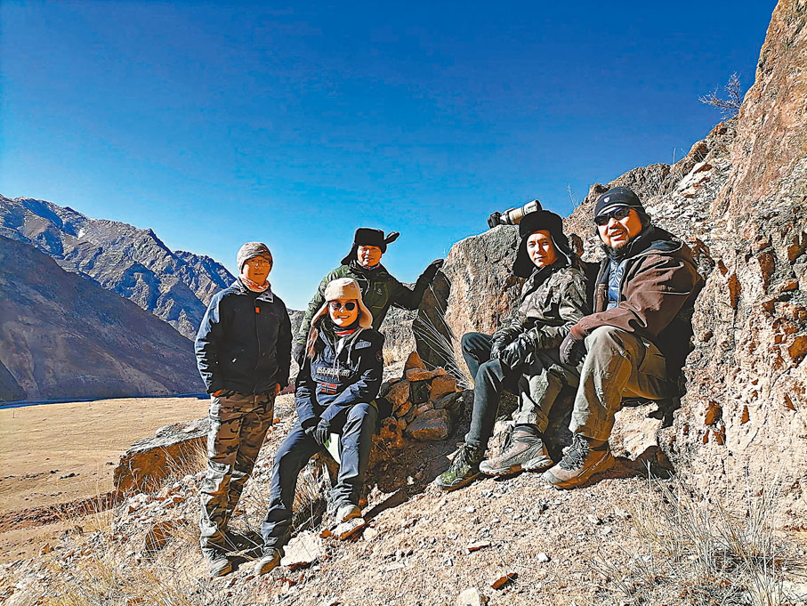 ◆王大軍博士團隊在祁連山國家公園勘察雪豹監測地點。 受訪者供圖