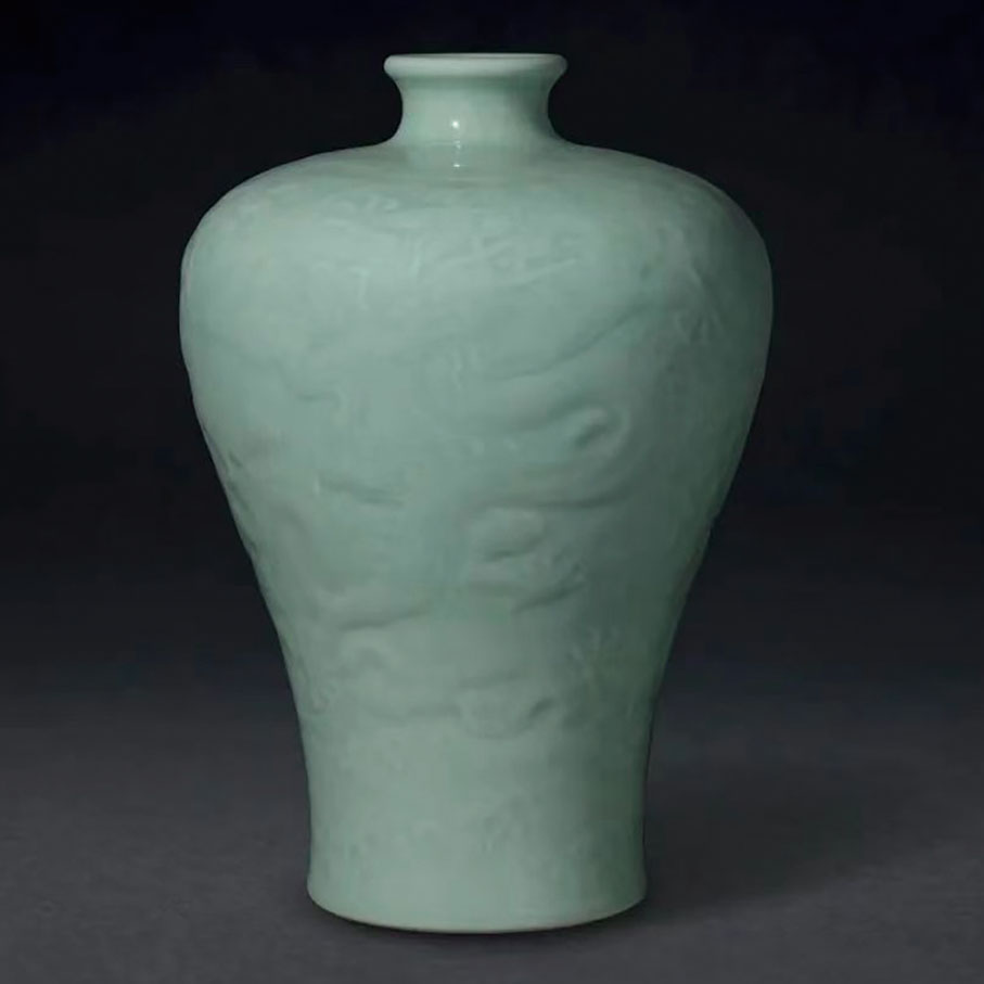 ◆ 乾隆 粉青釉雕海水龍紋梅瓶