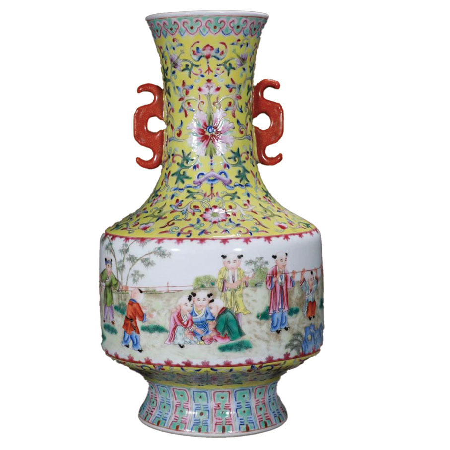 ◆ 民國 粉彩黃地纏枝蓮紋庭院嬰戲雙耳瓶