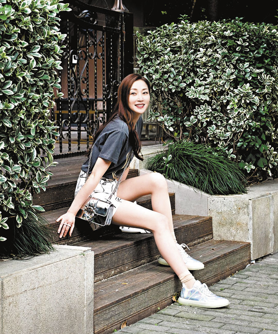 ◆萬綺雯的招牌長腿極富吸引力。 網上圖片