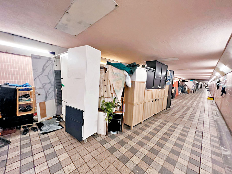 ◆不少露宿者用櫃子等傢俬搭建「小屋」。香港文匯報記者廣濟 攝