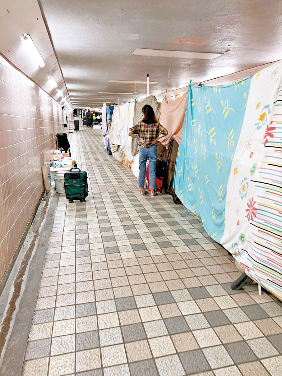 ◆教會義工前來探望無家者，幫忙整理雜物。香港文匯報記者廣濟 攝