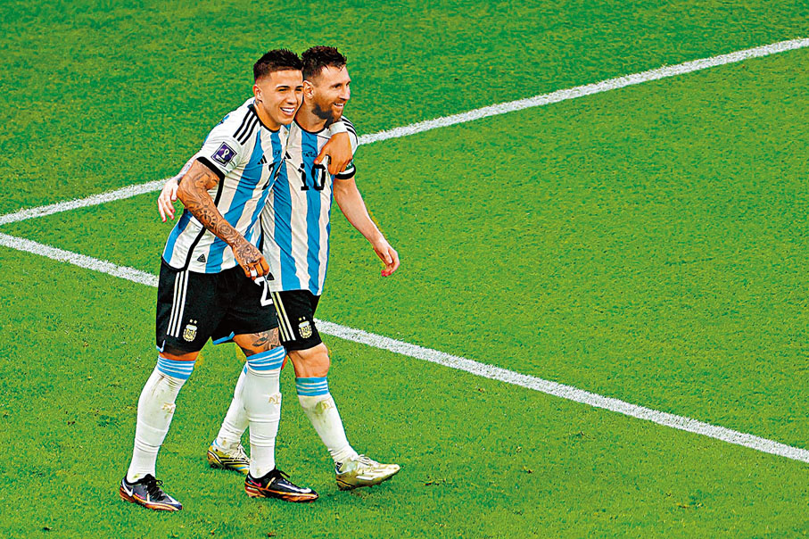 ◆上仗美斯助攻安素費南迪斯(左)射成2：0。  法新社