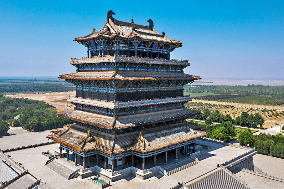 ◆ 鸛雀樓原址位於山西蒲州。圖為1997年動工重建的鸛雀樓。 資料圖片