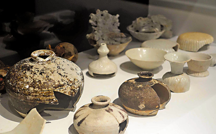 ◆出水的部分瓷器有待修復。