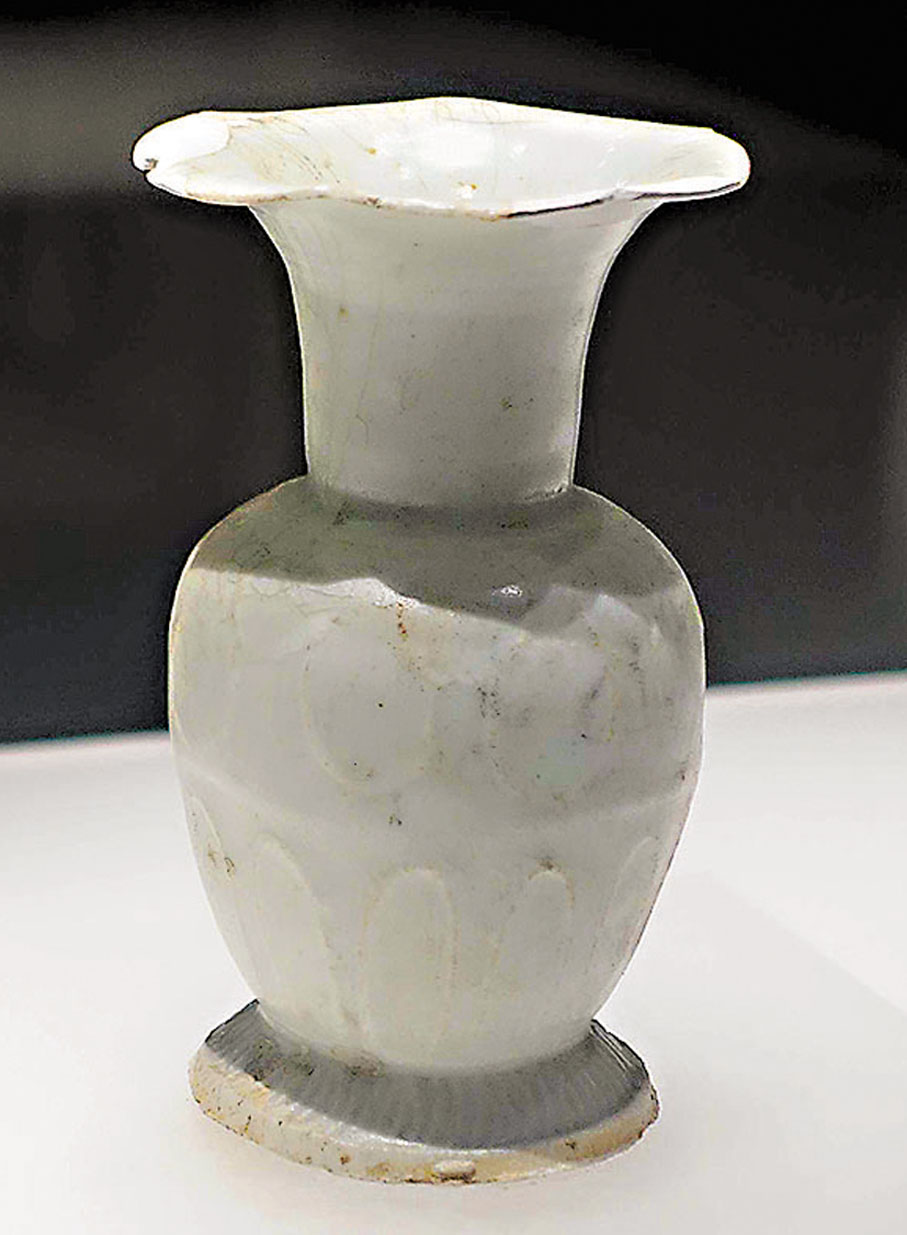 ◆青白釉刻花紋花口小瓶