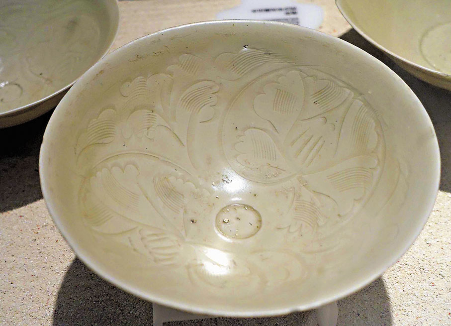 ◆青白釉刻劃花瓷碗