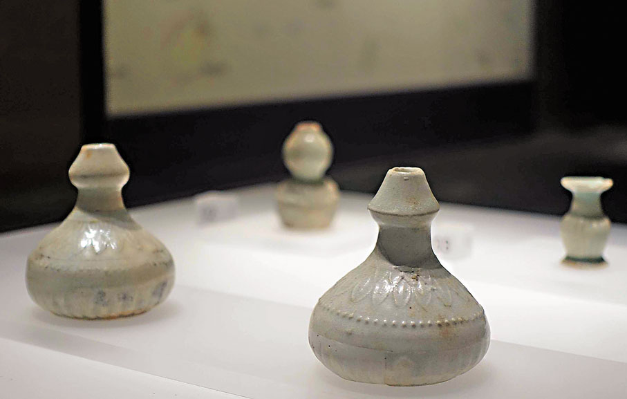 ◆青白釉蓮瓣紋葫蘆瓶