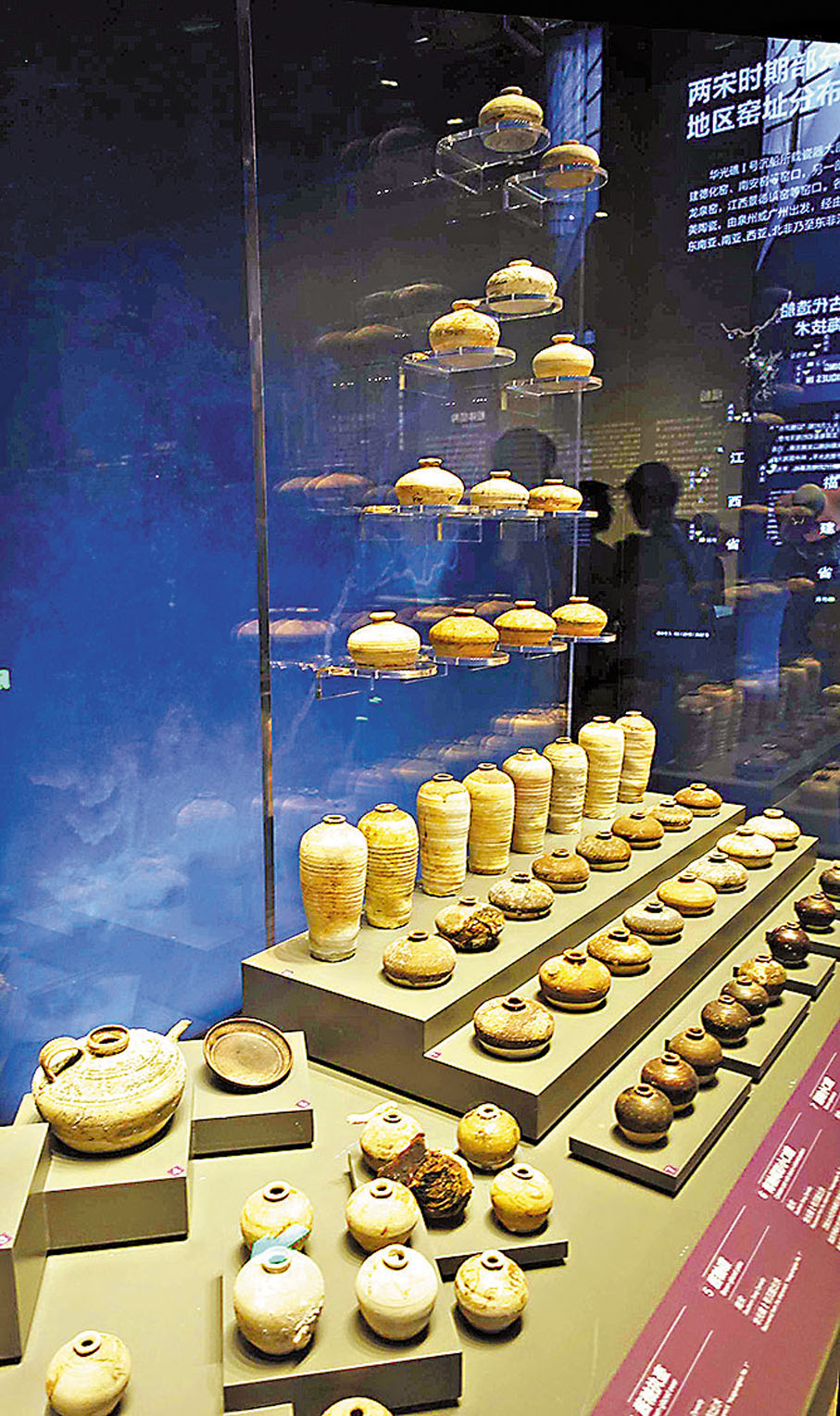 ◆「華光礁Ⅰ號」出水的醬釉執壺、小口罐等瓷器。