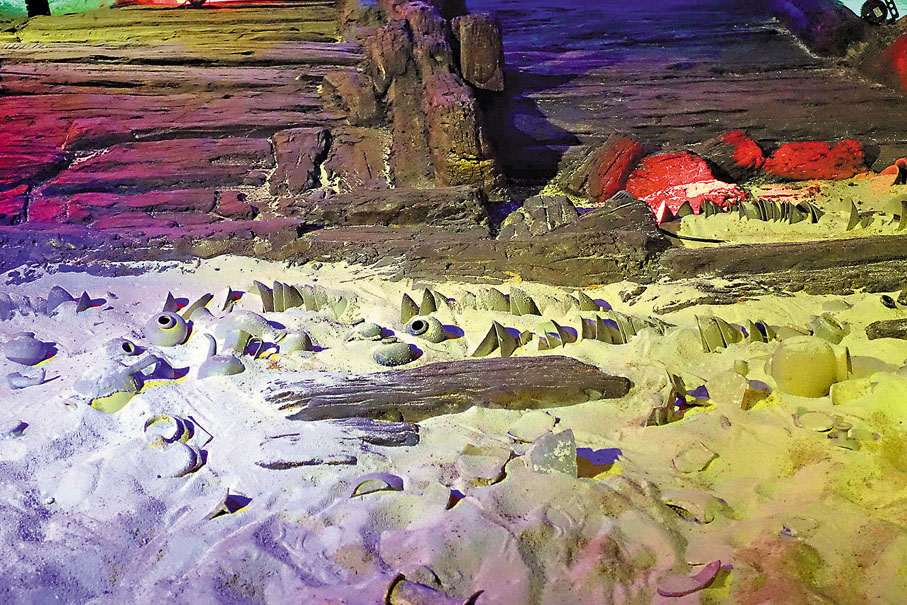 ◆沉入海底的船體模型及散落在四周的瓷器模型。