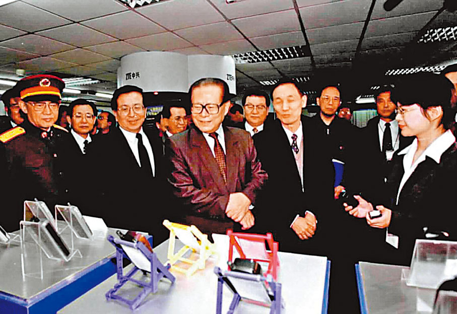 ◆ 2000年2月21日至25日，江澤民在廣東考察工作。圖為他考察深圳中興通訊股份有限公司。資料圖片