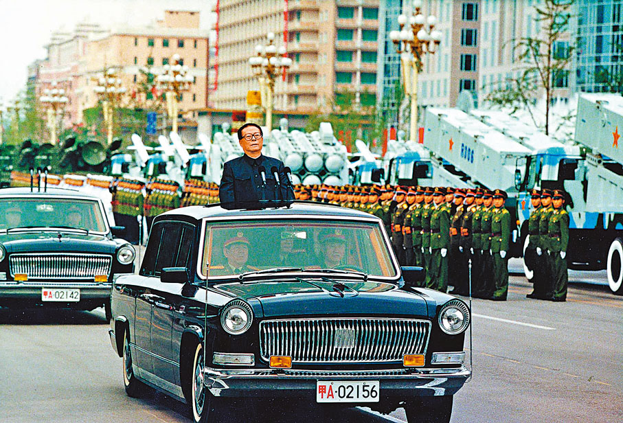 ◆1999年10月1日，首都各界群眾慶祝中華人民共和國成立50周年大會。圖為江澤民檢閱受閱部隊。 資料圖片