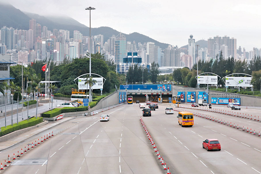 ◆西隧近黃昏時往香港方向車流疏落。 香港文匯報記者萬霜靈 攝