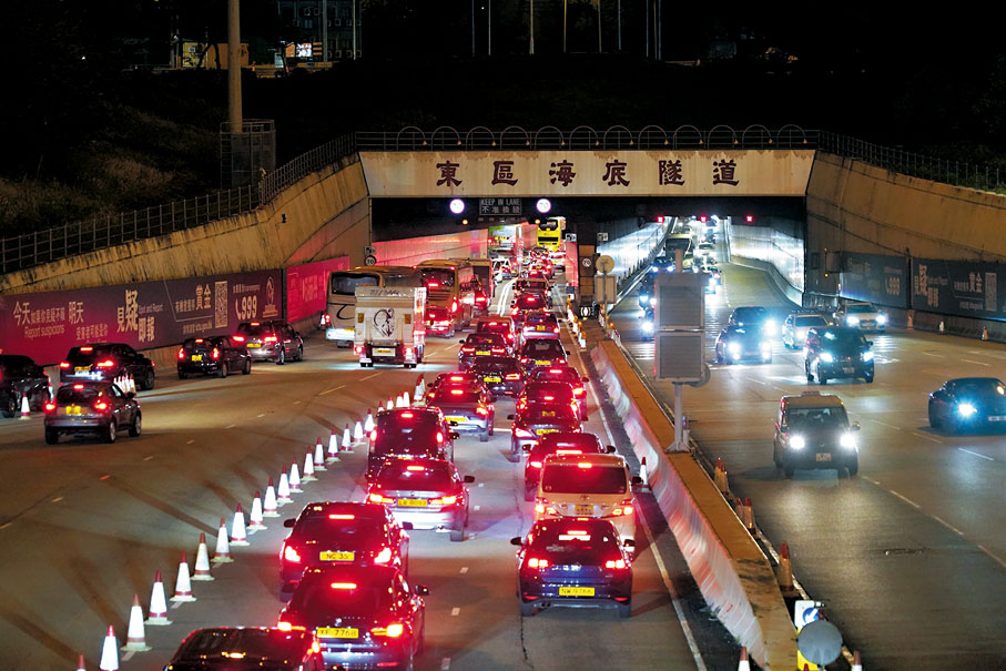 ◆東隧入夜後往香港方向車流多。香港文匯報記者曾興偉 攝
